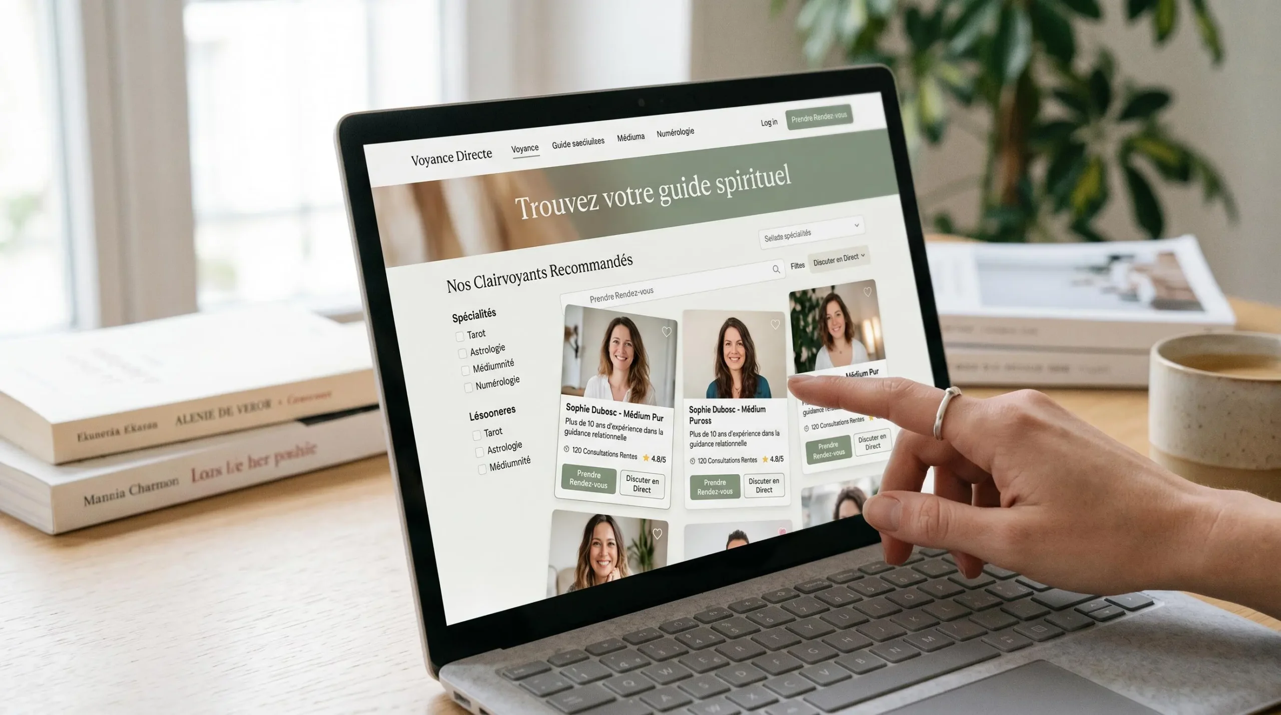 Gros plan sur un écran d'ordinateur portable affichant une interface de plateforme de voyance avec liste de profils de praticiens en français, une main prête à sélectionner un voyant, dans un bureau contemporain épuré avec lumière naturelle douce